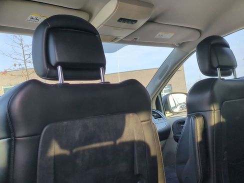 Used 2014 Chrysler Town & Country Touring-L image 20