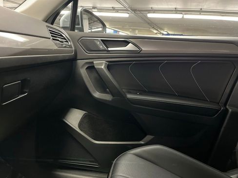 Used 2024 Volkswagen Tiguan SE w/ Panoramic Sunroof Package image 31