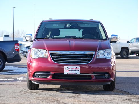 Used 2016 Chrysler Town & Country Limited image 9