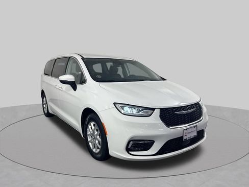 Used 2023 Chrysler Pacifica Touring-L FWD image 3