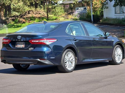 Used 2020 Toyota Camry XLE image 4