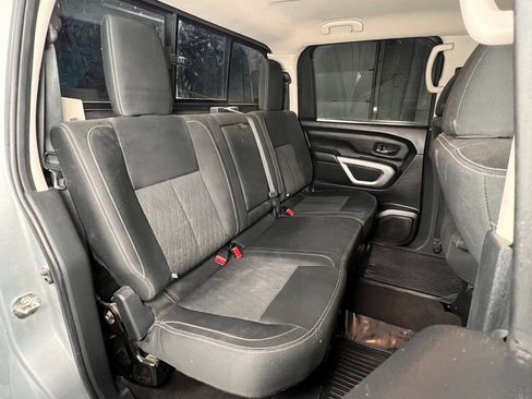 Used 2018 Nissan Titan SV image 10