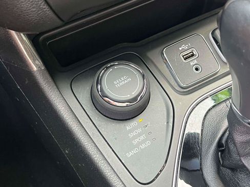 Used 2021 Jeep Cherokee Limited w/ Mopar Interior Package AWD/4WD image 27