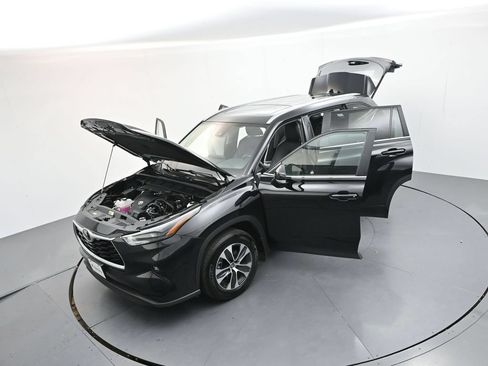 Used 2025 Toyota Highlander XLE AWD/4WD image 35