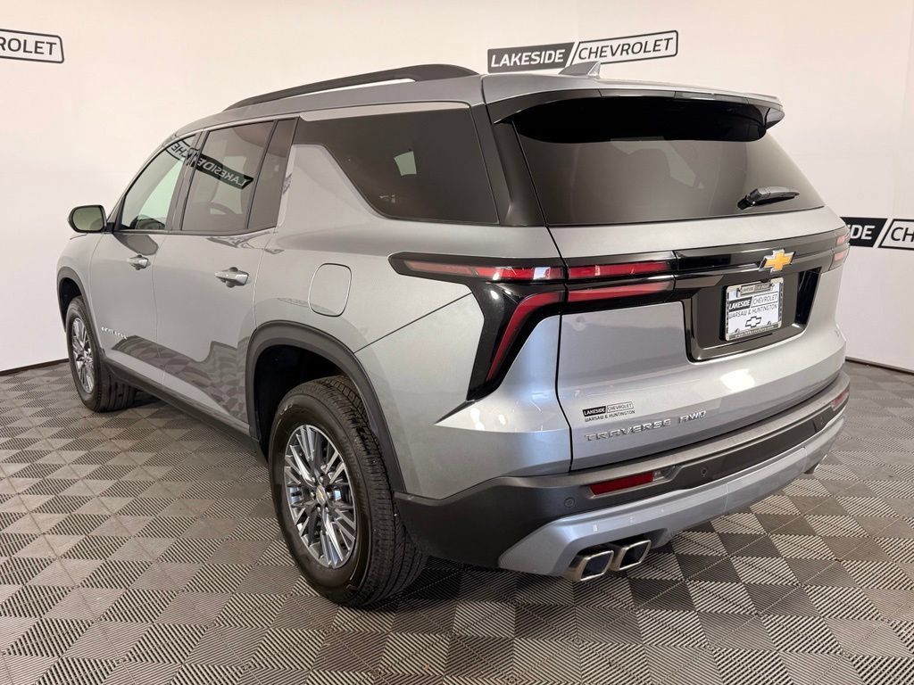 Used 2025 Chevrolet Traverse LT AWD/4WD image 4
