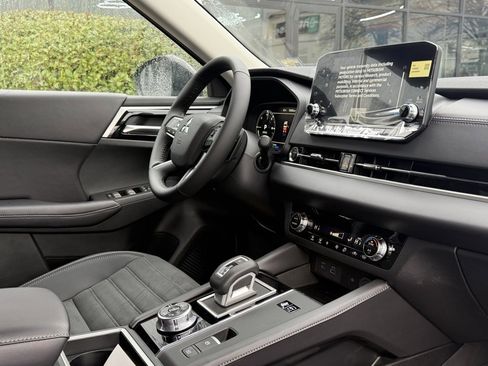 Used 2025 Mitsubishi Outlander SE image 29
