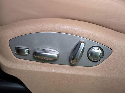 Certified 2025 Porsche Macan AWD/4WD image 17