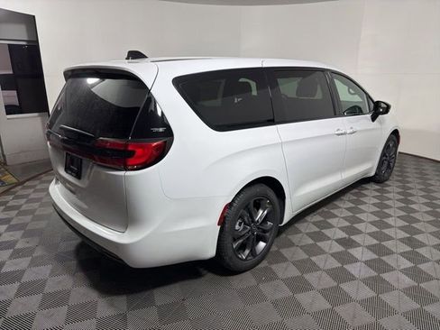 New 2026 Chrysler Pacifica Select image 6