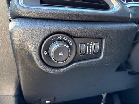 New 2026 Chrysler Pacifica Limited w/ Uconnect Theater Family Group image 17