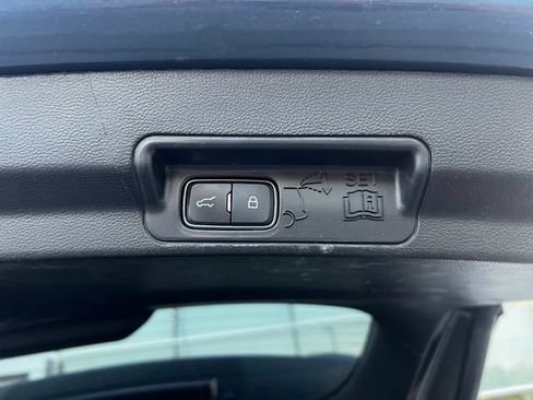 Used 2022 Ford Explorer Limited w/ Equipment Group 301A AWD/4WD image 16