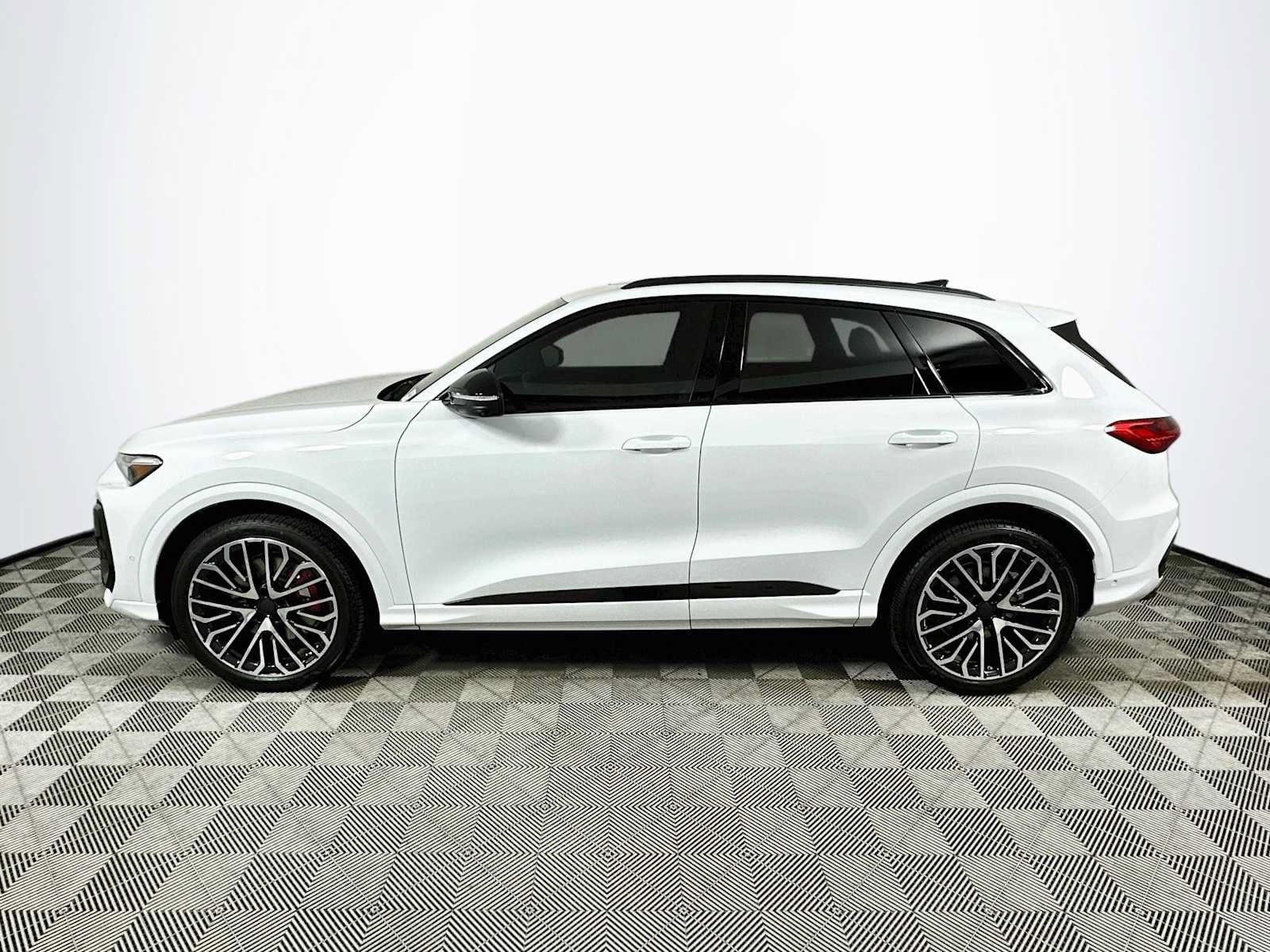New 2026 Audi SQ5 Prestige AWD/4WD image 4