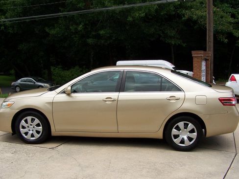 Used 2011 Toyota Camry LE FWD image 5
