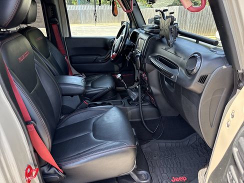 Used 2017 Jeep Wrangler Unlimited Rubicon AWD/4WD image 34