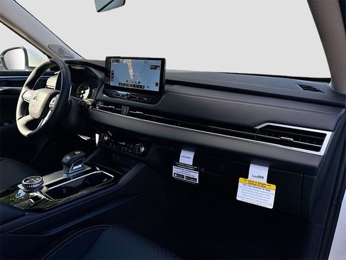 New 2025 Mitsubishi Outlander ES image 30