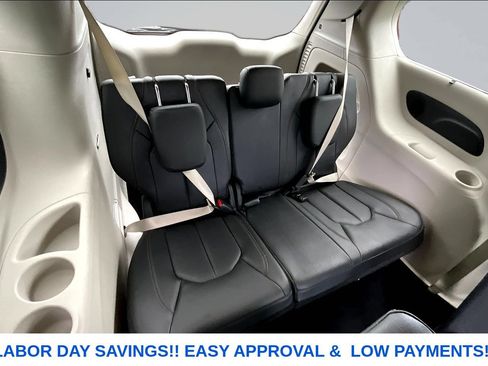 Used 2019 Chrysler Pacifica Touring-L Plus FWD image 24