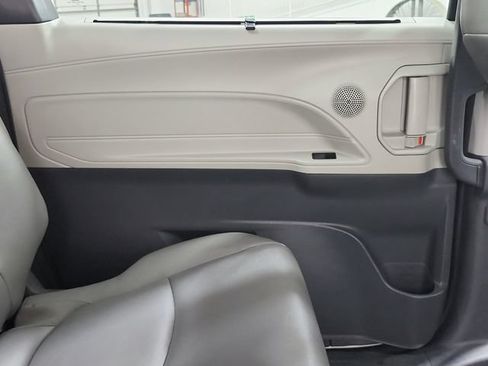Used 2021 Toyota Sienna XLE FWD image 40