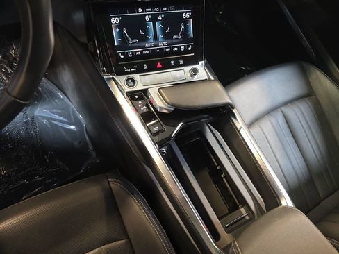Used 2023 Audi e-tron Premium Plus w/ Premium Plus Package AWD/4WD image 31
