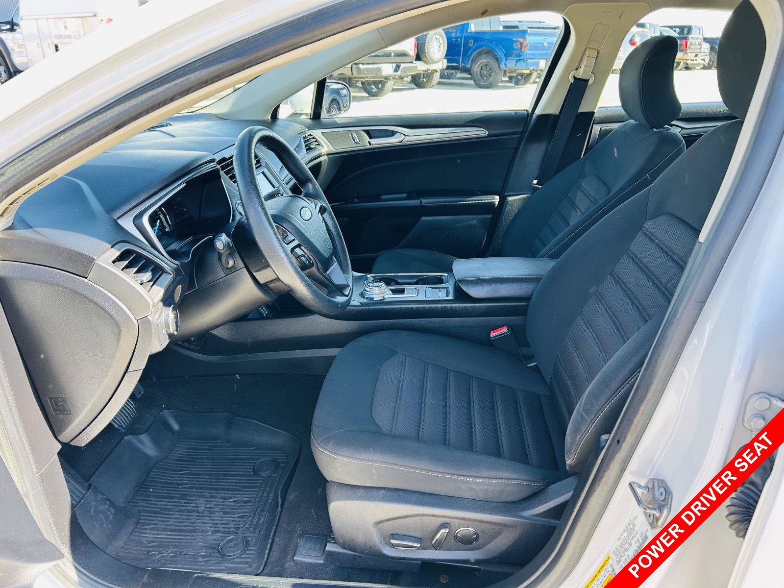 Used 2019 Ford Fusion SE FWD image 3