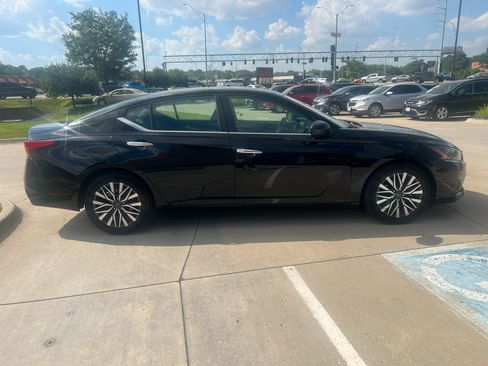 Used 2024 Nissan Altima 2.5 SV image 5