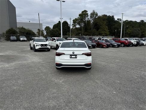Used 2024 Volkswagen Jetta SE w/ Panoramic Sunroof Package image 6