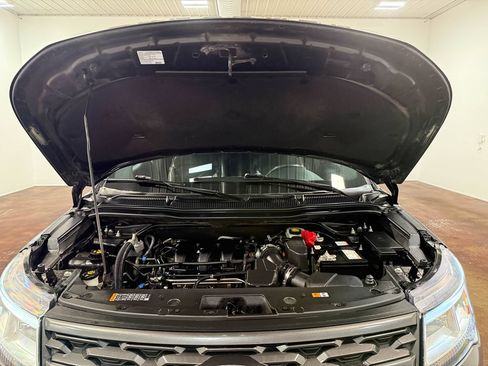 Used 2018 Ford Explorer XLT w/ Equipment Group 202A AWD/4WD image 86