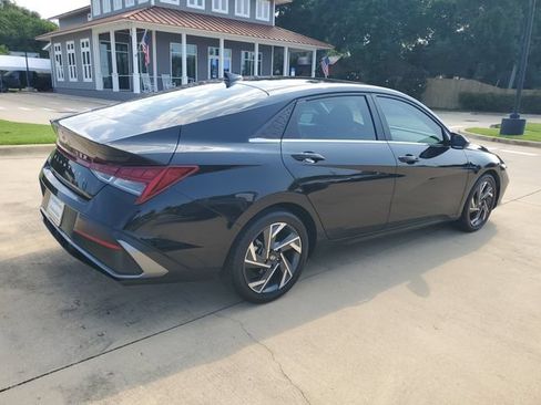 Used 2025 Hyundai Elantra SEL FWD image 10