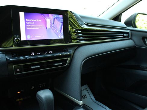 Used 2025 Toyota Camry LE FWD image 38