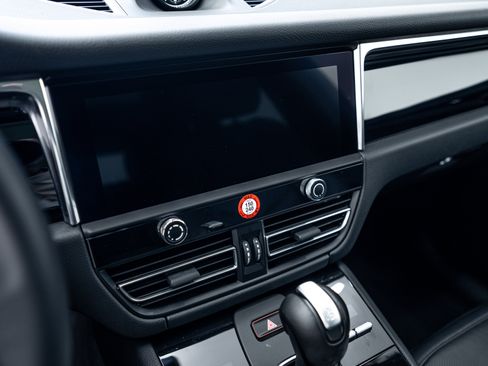 Certified 2025 Porsche Macan AWD/4WD image 21
