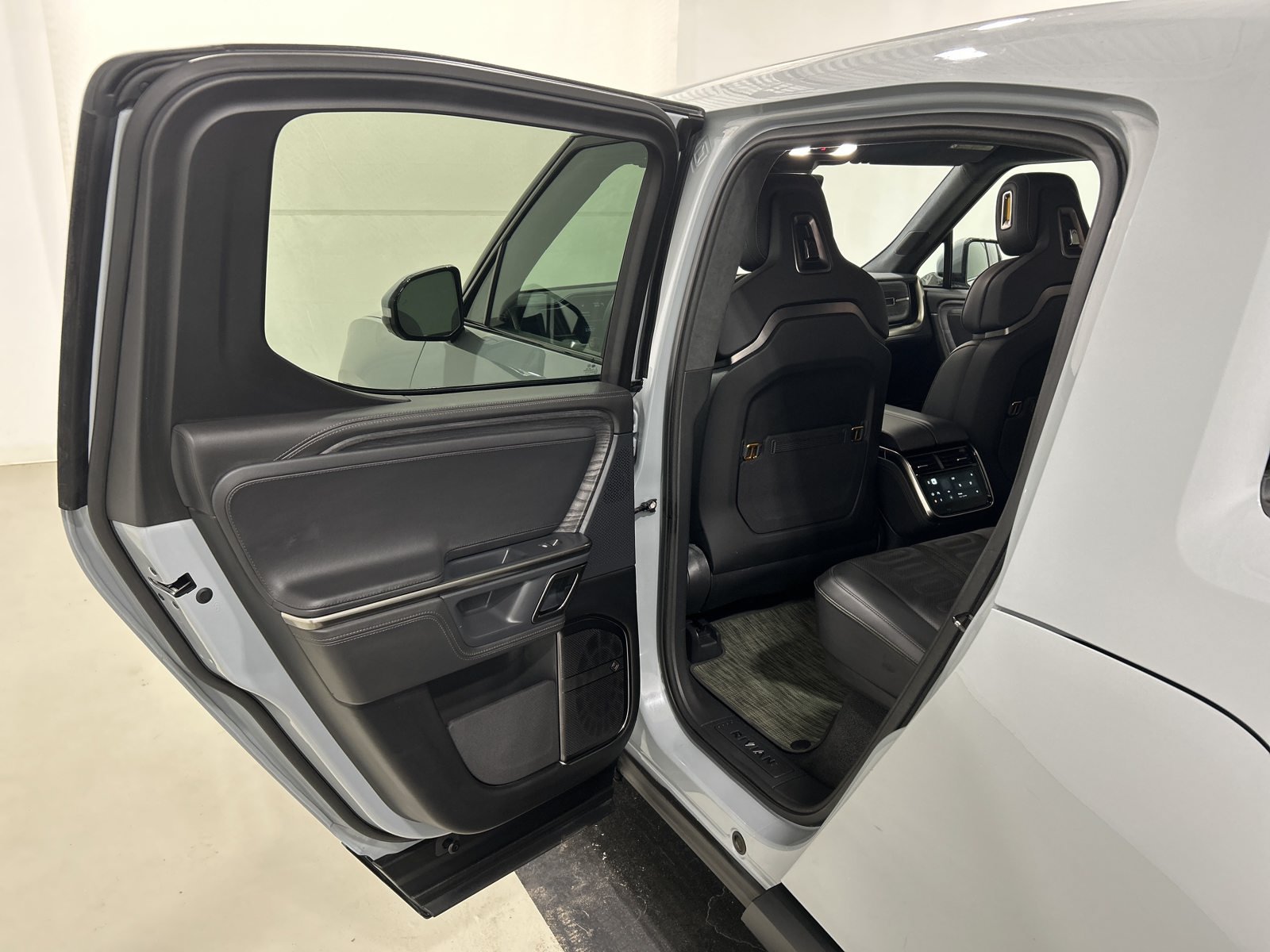 Used 2023 Rivian R1T Adventure Dual AWD/4WD image 17