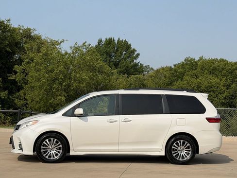 Used 2019 Toyota Sienna XLE w/ XLE Navigation Package FWD image 3