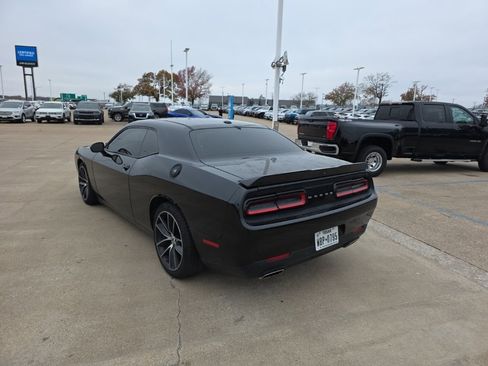 Used 2018 Dodge Challenger SXT w/ Performance Handling Group image 7