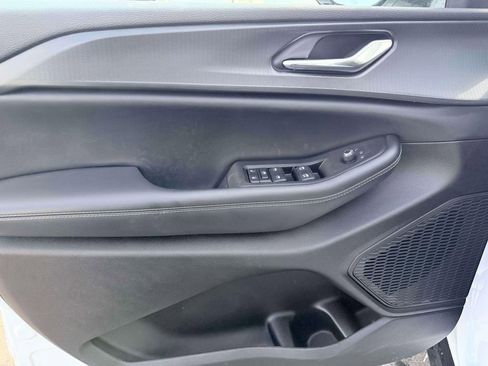 Used 2024 Jeep Grand Cherokee Altitude image 12