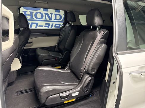 Used 2022 Kia Carnival LX image 14