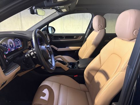 Certified 2025 Porsche Cayenne AWD/4WD image 4