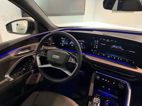 Used 2025 Audi Q5 Premium w/ Convenience Package image 11