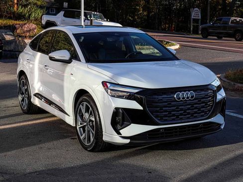 Used 2025 Audi Q4 e-tron Premium image 3