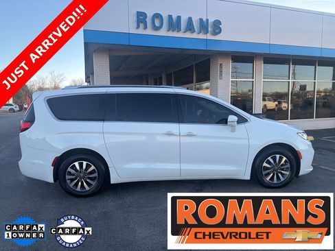 Used 2021 Chrysler Pacifica Touring-L image 2