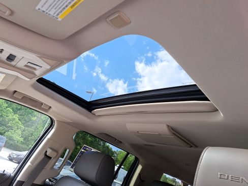 Used 2015 GMC Yukon XL Denali w/ Premium Package image 29