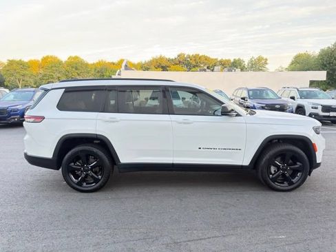 Used 2023 Jeep Grand Cherokee L Limited w/ Black Appearance Package AWD/4WD image 5