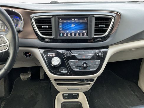 Used 2018 Chrysler Pacifica Touring-L image 11
