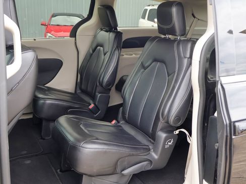 Used 2023 Chrysler Pacifica Touring-L FWD image 9