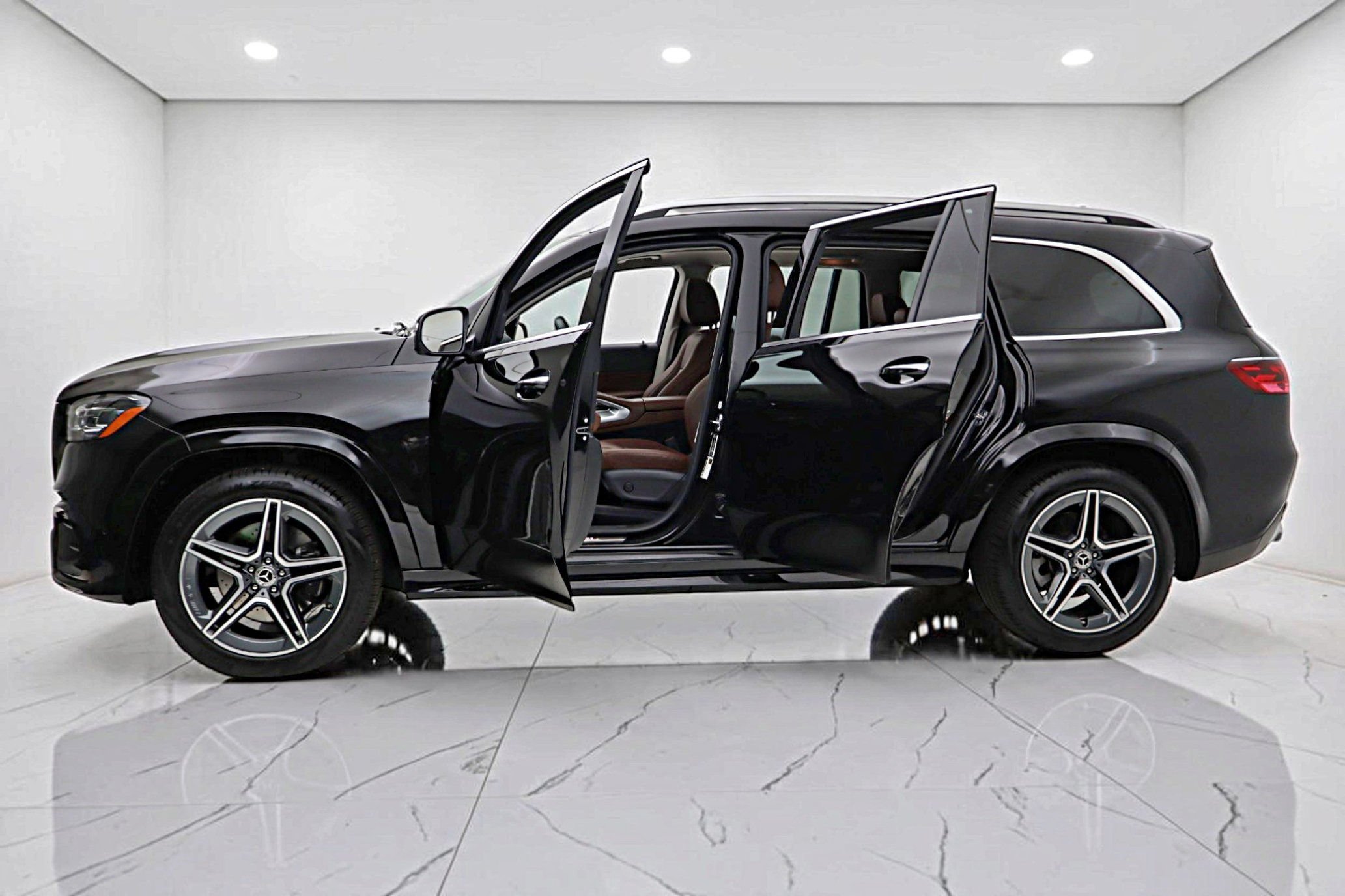 Used 2024 Mercedes-Benz GLS 450 4MATIC image 4