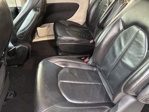 Used 2022 Chrysler Pacifica Touring-L image 31