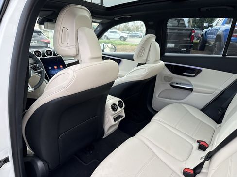 Used 2025 Mercedes-Benz GLC 300 4MATIC image 24