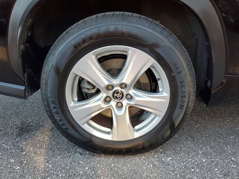 Used 2021 Toyota Highlander L FWD image 5