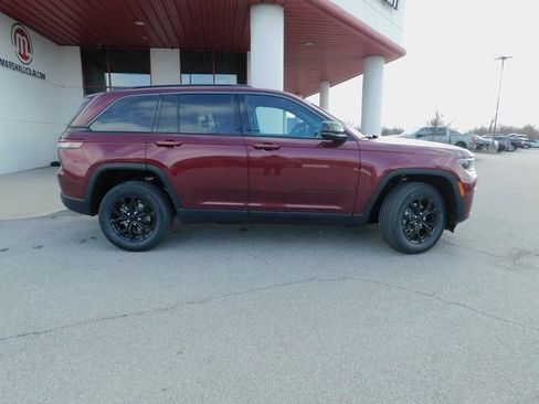 New 2026 Jeep Grand Cherokee Altitude image 10