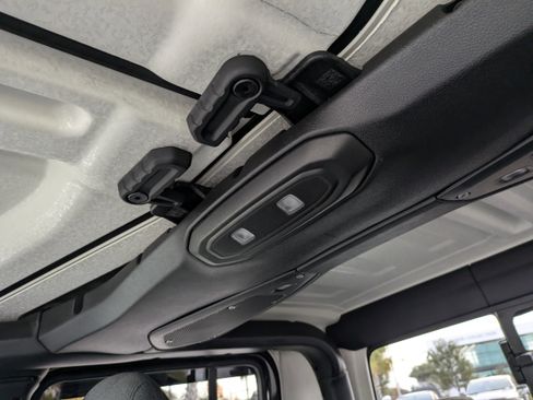 Used 2024 Jeep Gladiator Sport image 28