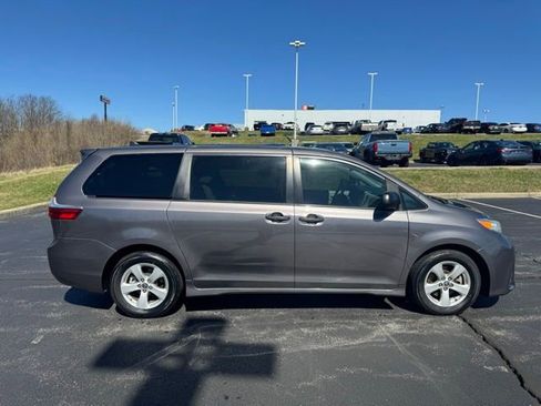 Used 2020 Toyota Sienna L image 2