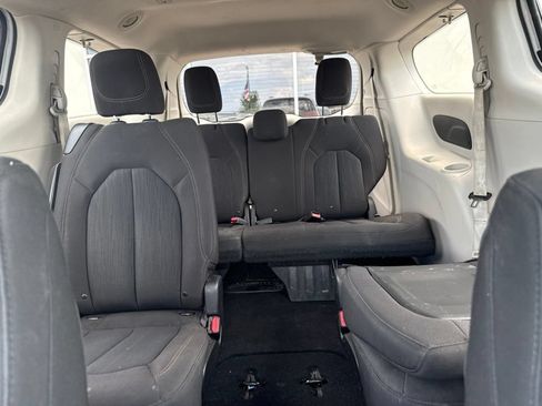 Used 2018 Chrysler Pacifica Touring w/ Tire & Wheel Group FWD image 22