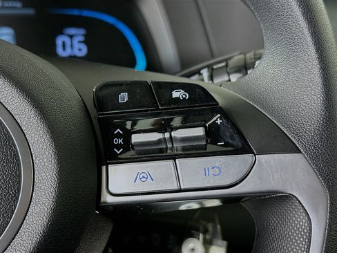 Used 2025 Hyundai Elantra SE image 17